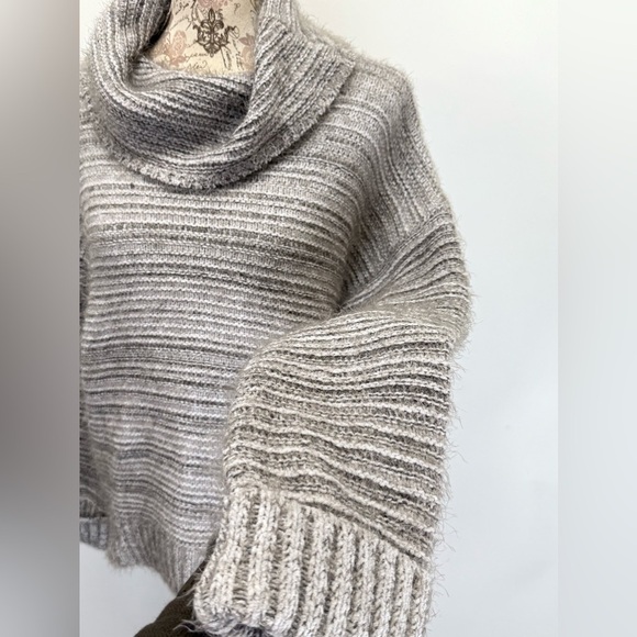 OLIVE & OAK Gray and white fuzzy cowl neck sweater size L - Picture 3 of 13